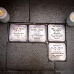 Kleine Mahnmale: Die Stolpersteine der Familie Josias in der Bogenstraße glänzen wieder. // Foto: Bundeswehr/Pieter-Pan Rupprecht