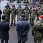 Brigadegeneral Frank Pieper (re), Dr. Uwe Janzen, 2. Vorsitzender der jüdischen Gemeinde und Militärrabbiner Shmuel Havlin (li) begrüßen die Freiwilligen. // Foto: Bundeswehr/Pieter-Pan Rupprecht