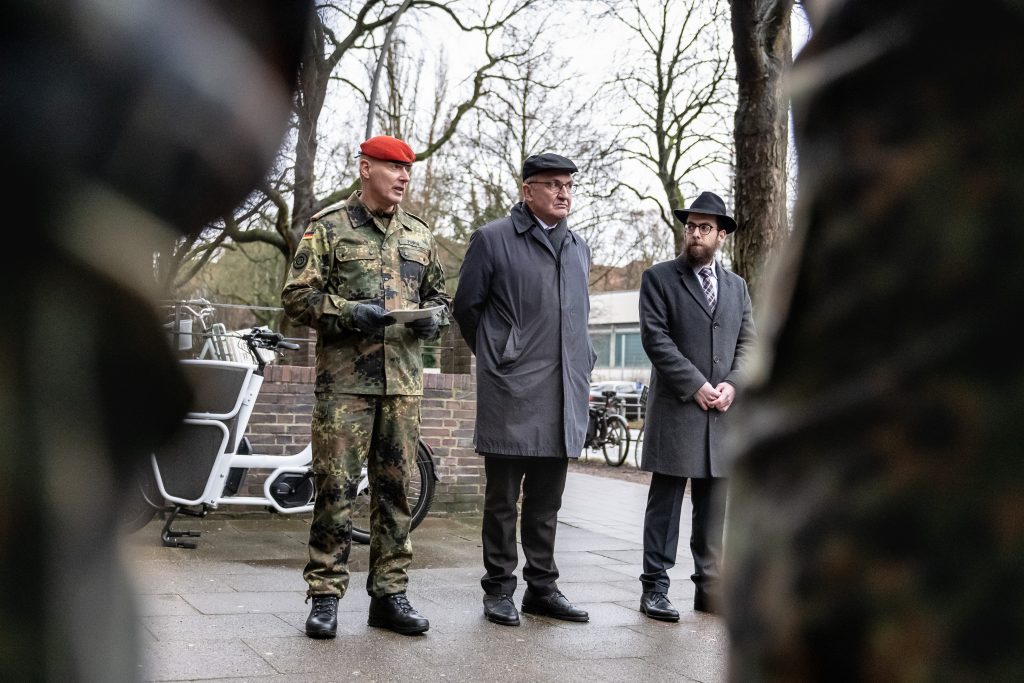 Brigadegeneral Frank Pieper (von links), Dr. Uwe Janzen, 2. Vorsitzender der jüdischen Gemeinde und Militärrabbiner Shmuel Havlin begrüßen die Freiwilligen. // Foto: Bundeswehr/Pieter-Pan Rupprecht