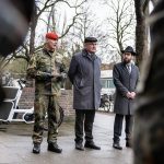Brigadegeneral Frank Pieper (von links), Dr. Uwe Janzen, 2. Vorsitzender der jüdischen Gemeinde und Militärrabbiner Shmuel Havlin begrüßen die Freiwilligen. // Foto: Bundeswehr/Pieter-Pan Rupprecht