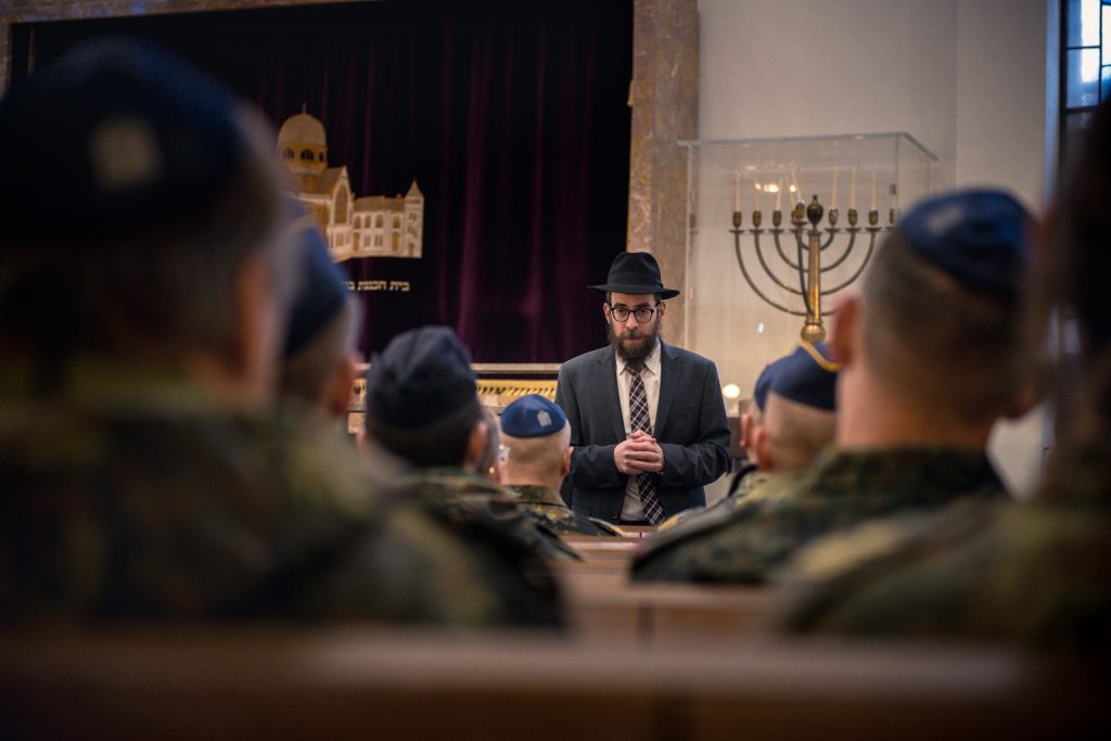In der Synagoge Hohe Weide erklärt Militärrabbiner Shmuel Havlin den Soldatinnen und Soldaten jüdische Geschichte und Gebräuche. // Foto: Bundeswehr/Pieter-Pan Rupprecht