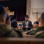 In der Synagoge Hohe Weide erklärt Militärrabbiner Shmuel Havlin den Soldatinnen und Soldaten jüdische Geschichte und Gebräuche. // Foto: Bundeswehr/Pieter-Pan Rupprecht