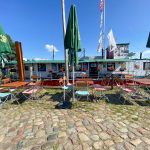 Bei schönem Wetter kann man vor der Batavia einen Snack und Erfrischungen genießen.