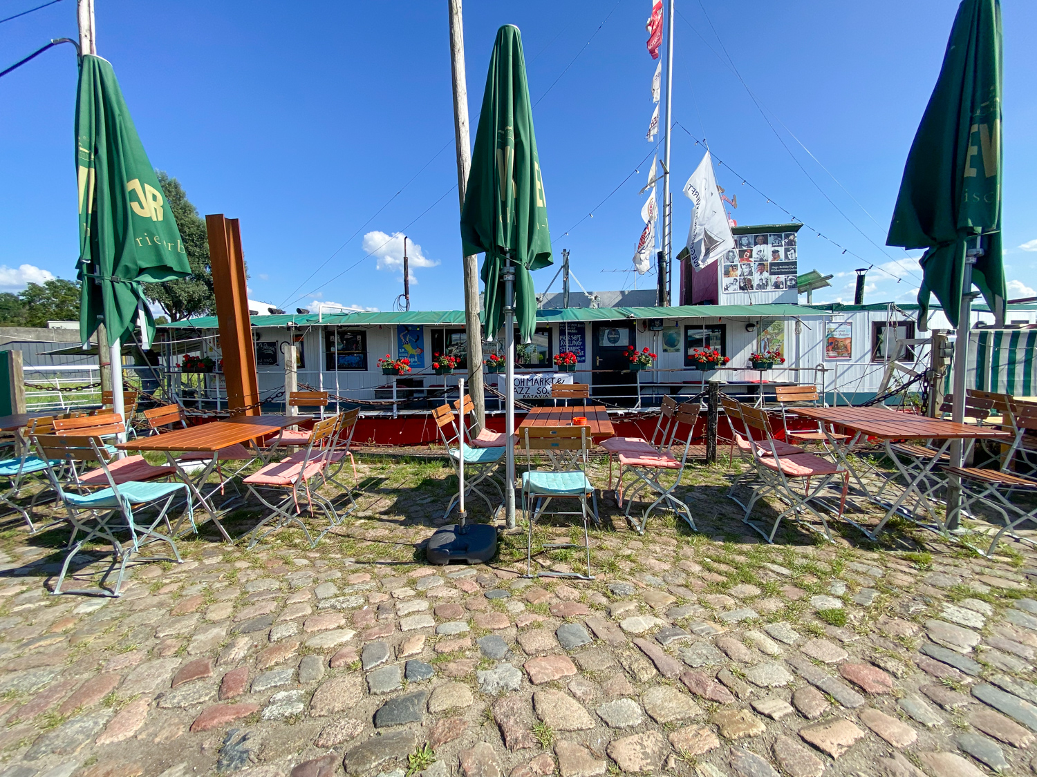 Bei schönem Wetter kann man vor der Batavia einen Snack und Erfrischungen genießen.