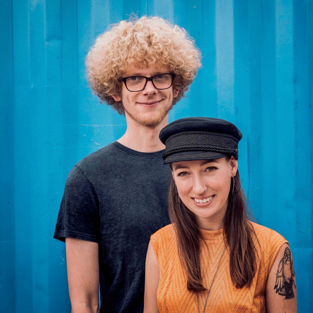 Das Duo "Die Tüdelband " ist bekannt für Ihren Platt-Pop. Jeden Monat erscheint hier ihre Kolumne. // Foto: Carla Hieber - Keyphrase: Tüdelband