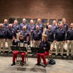 Auch der Hamburger Lotsenchor wird beim Abend der Chöre auftreten. // Foto: Hamburger Lotsenchor - Bild zeigt den Chor und zwei Musikerinnen.