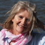 Karin Baron liest aus ihrem Roman „Villa Flora. Das Geheimnis vom Elbhang“. // Foto: privat