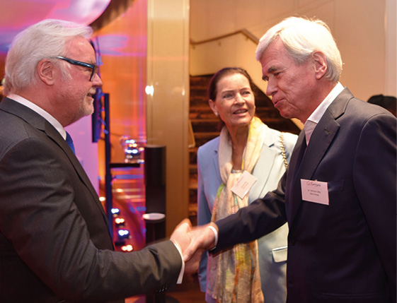 Christel und Michael Otto begrüßen Gastgeber Klaus Schümann beim Blankeneser Neujahrsempfang 2024.