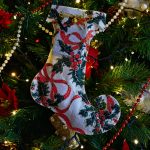 Denken Sie daran, der Christbaumschmuck, muss vor der Entsorgung vollständig entfernt werden. // Foto: Simone Eufemi auf Unsplash