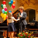 Die Solisten werden wie ihre großen Vorbilder gefeiert. // Foto: Jonas Walzberg - junge erhält Blume von Mädchen auf der Bühne