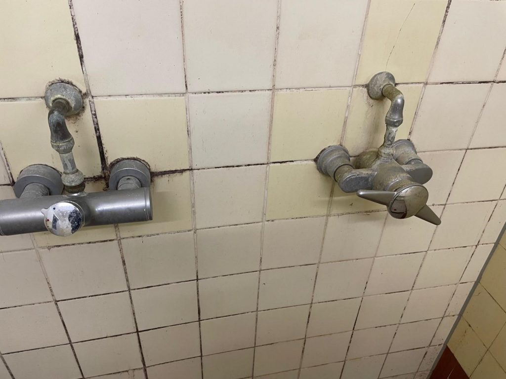 Die Sanitäranlagen im Clubhaus des SVB/Komet. Die Betroffenen sind sich einig: Hier macht nur eine Runderneuerung Sinn.