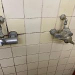 Die Sanitäranlagen im Clubhaus des SVB/Komet. Die Betroffenen sind sich einig: Hier macht nur eine Runderneuerung Sinn.