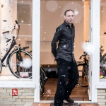 Helge Jerxsen vor seinem Fahrradladen