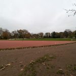 Die bisherige Aschelaufbahn verschlammt immer wieder, wächst zu und ist oft zu rutschig zum Laufen. Eine Drainage und der Tartanbelag sollen das ändern.