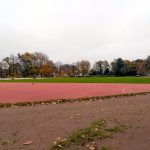 Die bisherige Aschelaufbahn verschlammt immer wieder, wächst zu und ist oft zu rutschig zum Laufen. Eine Drainage und der Tartanbelag sollen das ändern. - Bezirkssportanlage