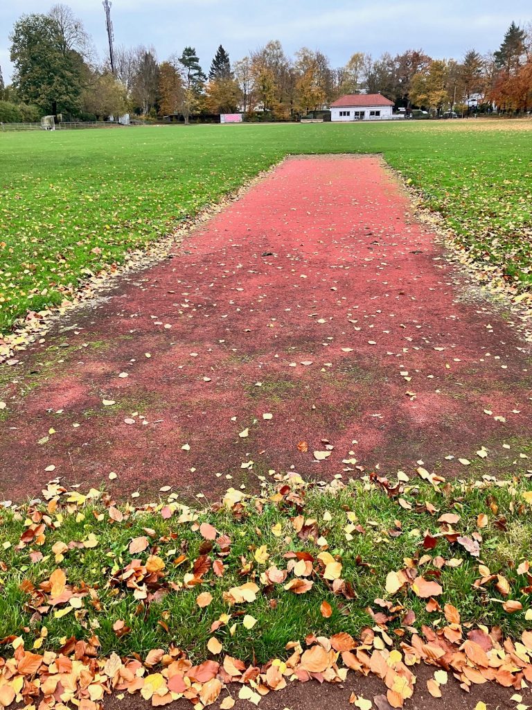 Hier sollte eigentlich Speerwurf möglich sein. Aber die Oberfläche lässt schon lange keine sicheren Würfe mehr zu.