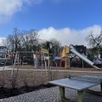 Klettergerüst und Tischtennisplatte an der Karstenstraße