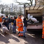 Mitarbeiter der Stadtreinigung nahmen die gefüllten Müllsäcke entgegen