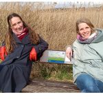 Claudia Broekhuis und Dana Fröhlich auf einer Bank an der neuen Spazierrunde