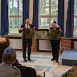 Nils Ederberg und Elisa Klapheck breiten das Gebetstuch, den Tallit, aus. Er wird Rabbi Ederberg im Einsatz begleiten.
