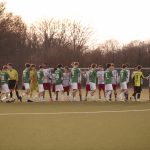 Die Teams beim Abklatschen vor dem Spiel