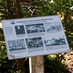 Die gedenktafel im Hirschpark informiert mit Bildern und texten über den Gründer des Parks