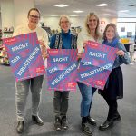 Vier Mitarbeiterinnen der Stadtbücherei Wedel mit Plakaten für die Nacht der Bibliotheken