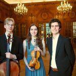 Die Mitgleider des Tovesco Trio mit ihren Instrumenten