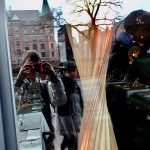 Schüler, die sich in einer Glasscheibe spiegeln