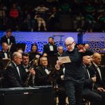 Dietmar Wunder las den Text, im Hintergrund Musiker des Bundeswehr-Musikkorps