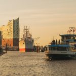 Hafenfähre vor Elbphilharmonie und Cap San Diego - Symbolbild