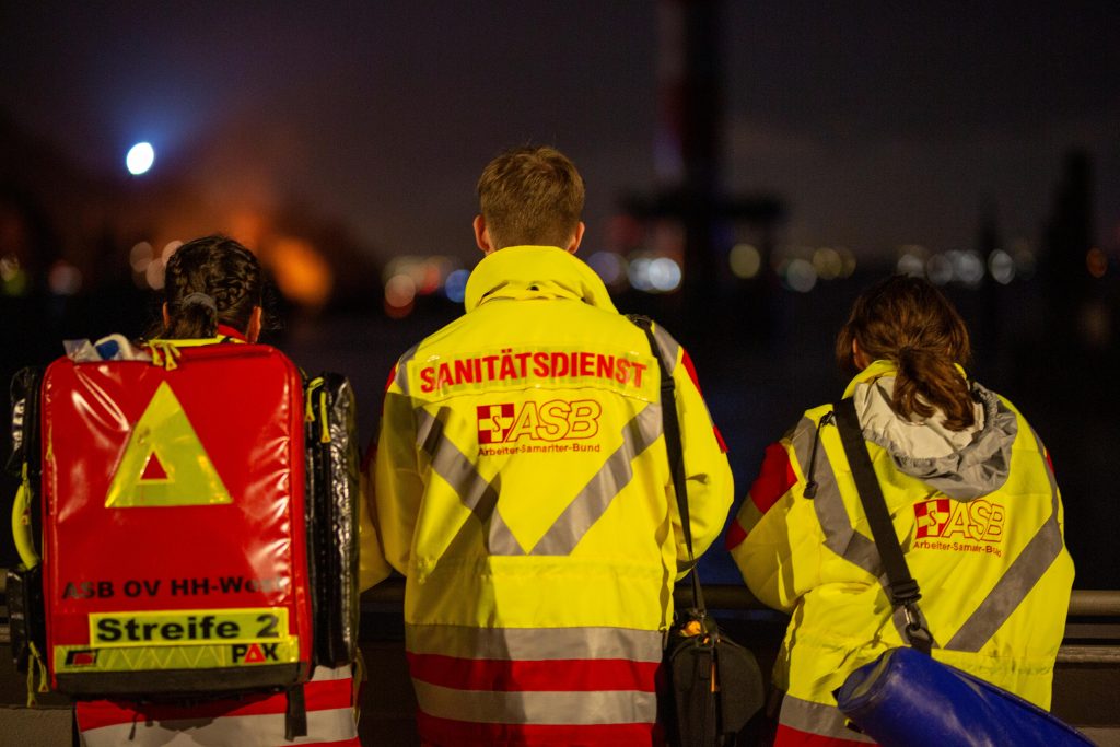 Der Sanitätswachdienst beim Osterfeuer 3 // Foto: Felix Cassens