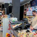 Agit Bilen freut sich: Der Kiosk, den er mit seiner Schwester führt, wird im Ort gut angenommen. * Arbeitsplatz