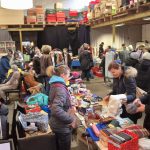 Besucher aller Altersgruppen stöbern auf dem Hallenflohmarkt des ASB