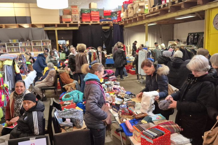 Besucher aller Altersgruppen stöbern auf dem Hallenflohmarkt des ASB