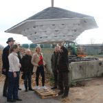Auch CDU-Politikerin Antje Müller-Möller (4. v.l.) machte sich ein Bild vom neuen Schwalbenturm. // Foto: Bezirksjägergruppe Altona-Blankenese