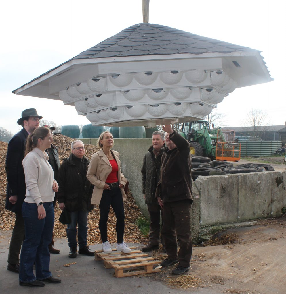 Auch CDU-Politikerin Antje Müller-Möller (4. v.l.) machte sich ein Bild vom neuen Schwalbenturm. // Foto: Bezirksjägergruppe Altona-Blankenese