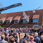 Das Aufstellen des Maibaums lockte auch 2024 zahlreiche Gäste an. // Foto: Wedel Marketing _ Keyword: Mai