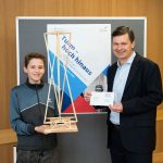 Emil Gehmert, Sieger in der Altersklasse I, präsentiert sein Modell 