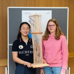 Die beiden Preisträgerinnen der Altersklasse II mit irem Turm