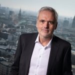 Andreas Breitner sagt: Clevere Baukonzepte wie das SAGA-Systemhaus könnten das Wohnen an den Magistralen verbessern. // Foto: Bertold Fabricius - Interview