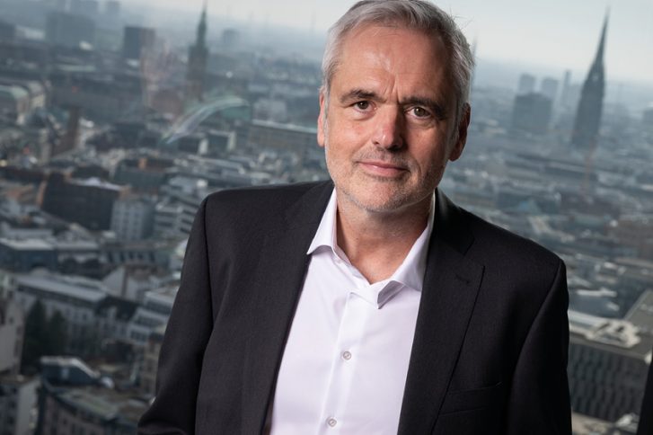 Andreas Breitner sagt: Clevere Baukonzepte wie das SAGA-Systemhaus könnten das Wohnen an den Magistralen verbessern. // Foto: Bertold Fabricius - Interview