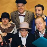 Die Meisterin ermittelt selbst. Doch sie muss sich beeilen, denn bei Probenende ist jede Chance vorbei. // Foto: Volksspielbühne Rissen - Agatha Christie