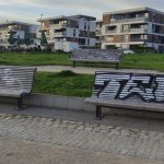 Erst Kürzlich wurden die Bänke nach Ende der Flutsaison wieder angebracht. Nun wurden sie besprüht. // Foto: Stadt Wedel