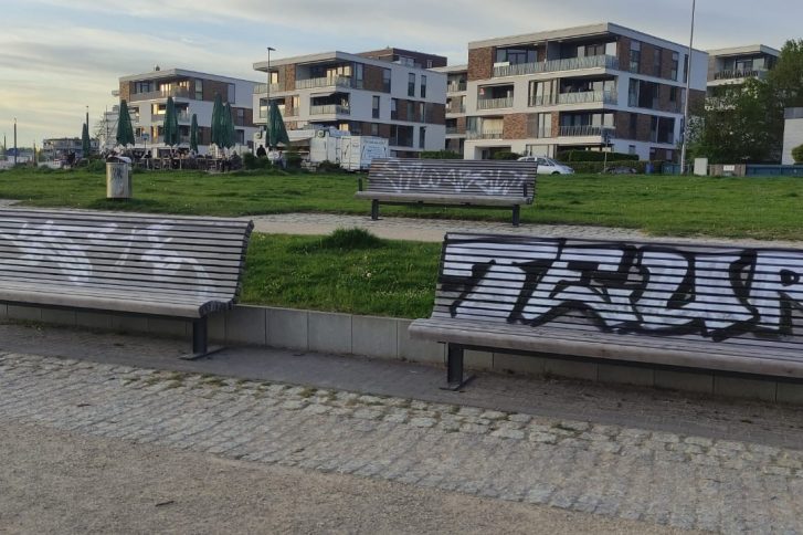 Erst Kürzlich wurden die Bänke nach Ende der Flutsaison wieder angebracht. Nun wurden sie besprüht. // Foto: Stadt Wedel