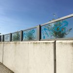 Auch die Scheiben an der Flutmauer hat es getroffen. // Foto: Stadt Wedel