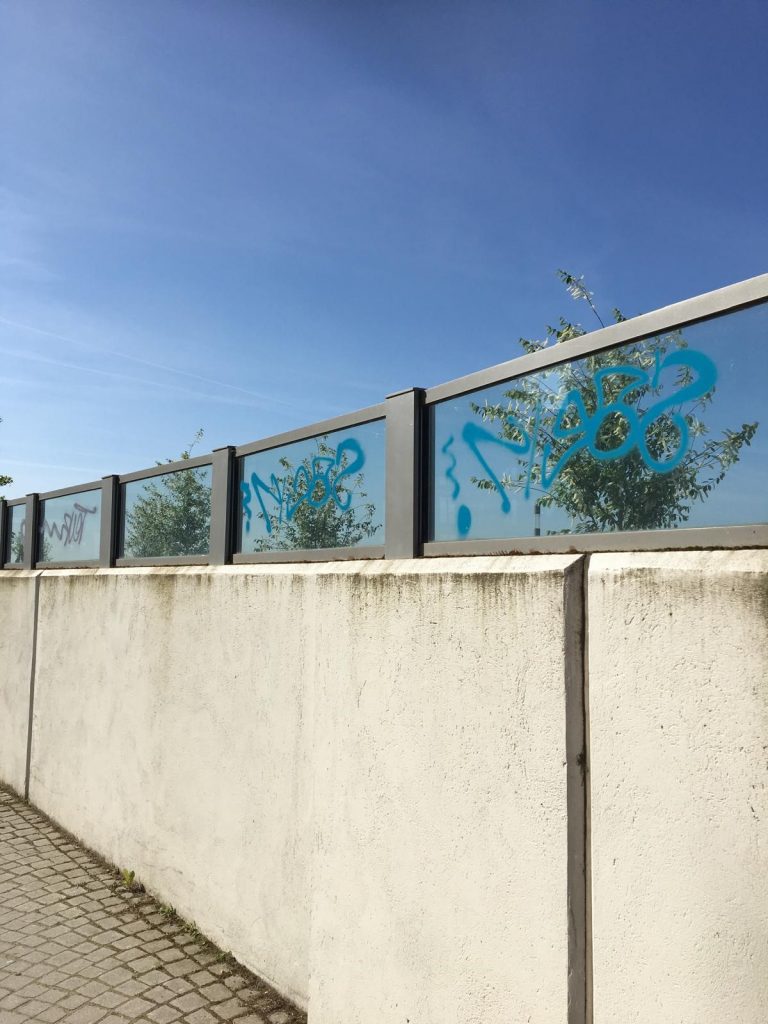 Auch die Scheiben an der Flutmauer hat es getroffen. // Foto: Stadt Wedel
