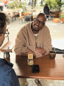 Yared Dibaba im Café