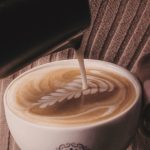 Latte Art auf dem Spezialitätenkaffee