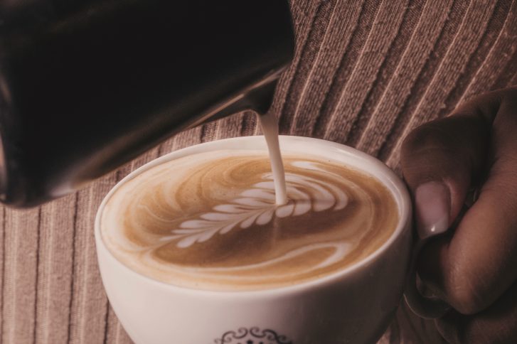 Latte Art auf dem Spezialitätenkaffee